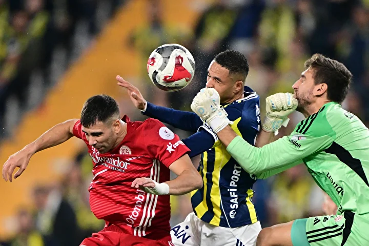 fenerbahcenin kazandigi penaltida karar hakikat mu eski hakemler yorumladi 1