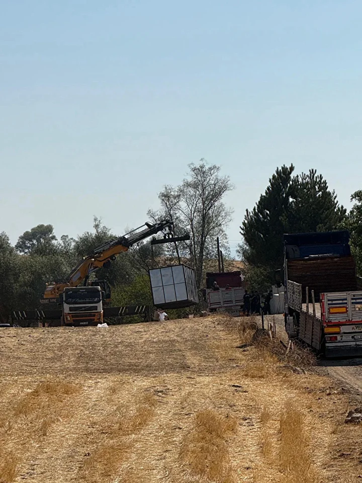 FETÖ'cü fabrika sahibinin konteyner ile bir köye kaçırdığı materyaller ele geçirildi 1 fetocu fabrika sahibinin konteyner ile bir koye kacirdigi materyaller ele gecirildi 0 Fyw39I4a