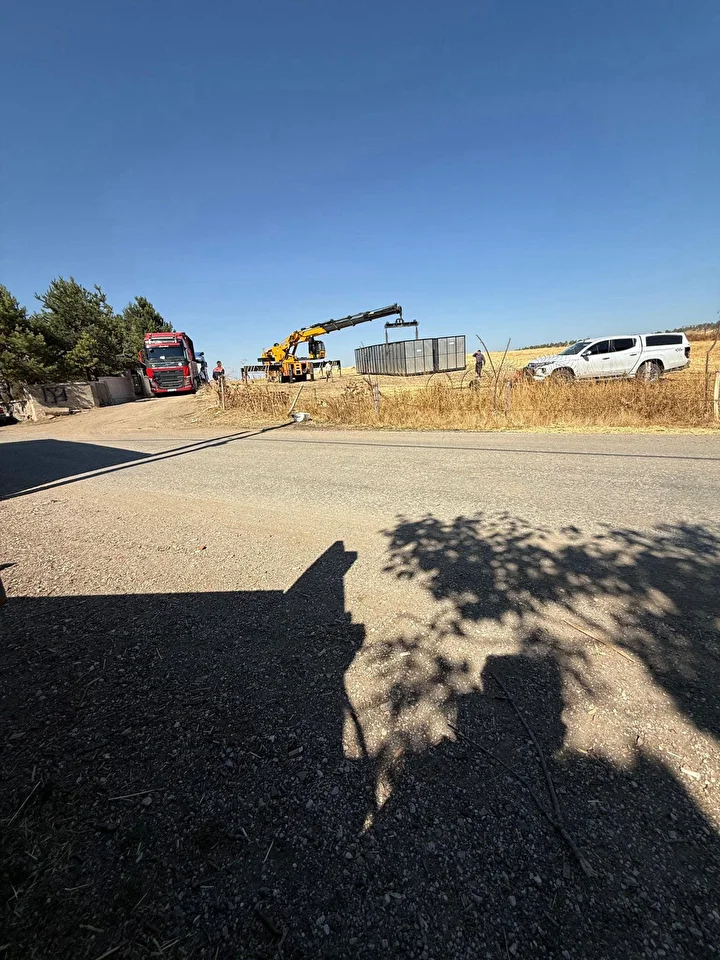 FETÖ'cü fabrika sahibinin konteyner ile bir köye kaçırdığı materyaller ele geçirildi 2 fetocu fabrika sahibinin konteyner ile bir koye kacirdigi materyaller ele gecirildi 1 Bt7d84YU