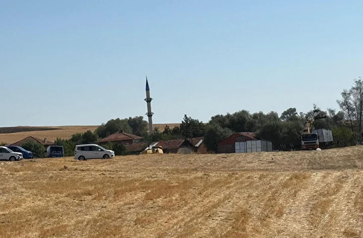 FETÖ'cü fabrika sahibinin konteyner ile bir köye kaçırdığı materyaller ele geçirildi 3 fetocu fabrika sahibinin konteyner ile bir koye kacirdigi materyaller ele gecirildi 2 j4kUDM39