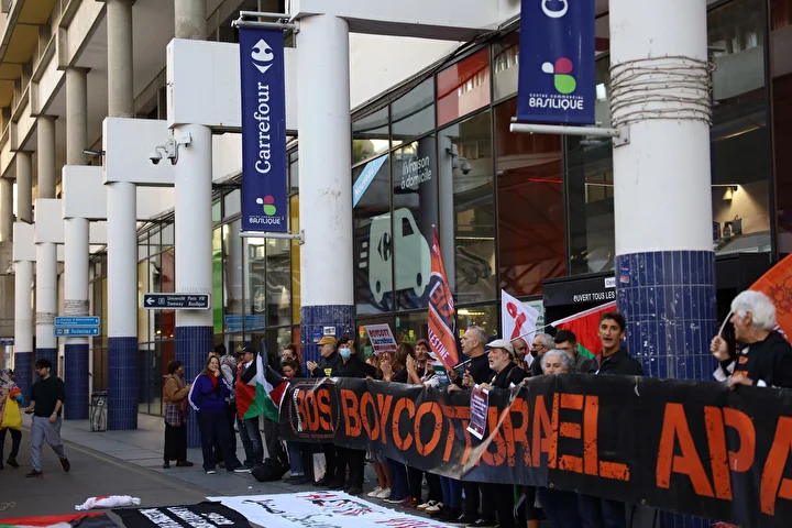 fransada gostericiler israili destekledigi gerekcesiyle carrefour subesinin onunde hareket yapti 0 hYjIzcca