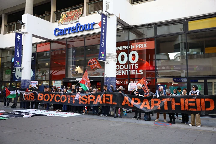 fransada gostericiler israili destekledigi gerekcesiyle carrefour subesinin onunde hareket yapti 4 F25uqnSU