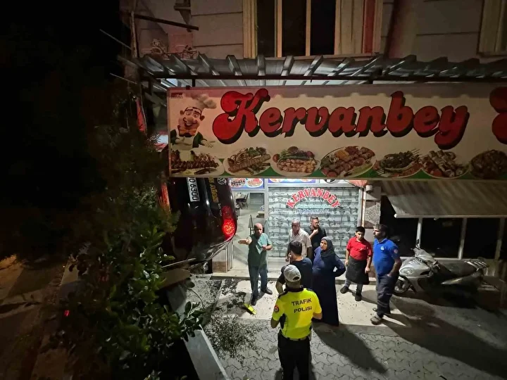 Fren yerine gaza basan şoför lokantaya daldı 1 fren yerine gaza basan sofor lokantaya daldi 0 iahAsmD4