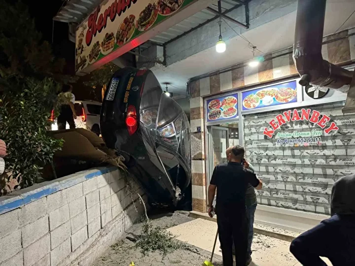 Fren yerine gaza basan şoför lokantaya daldı 3 fren yerine gaza basan sofor lokantaya daldi 2 bWLtOEQL