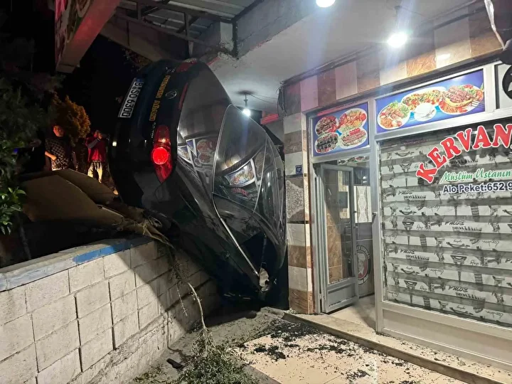 Fren yerine gaza basan şoför lokantaya daldı 5 fren yerine gaza basan sofor lokantaya daldi 4 JF7k7dmy