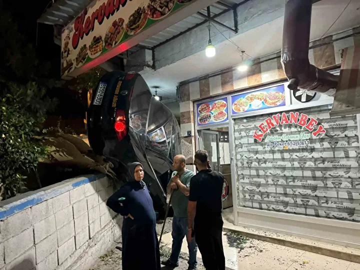 Fren yerine gaza basan şoför lokantaya daldı 6 fren yerine gaza basan sofor lokantaya daldi 5 SpNQgZZk