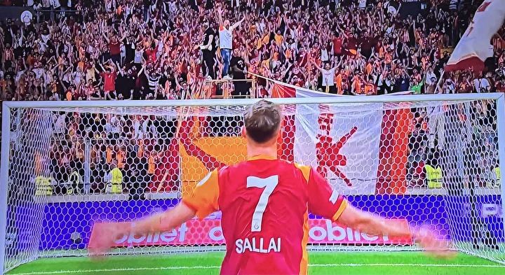 galatasaray taraftari onun ismini haykirdi saskina ugradi 1 njv5qQYG