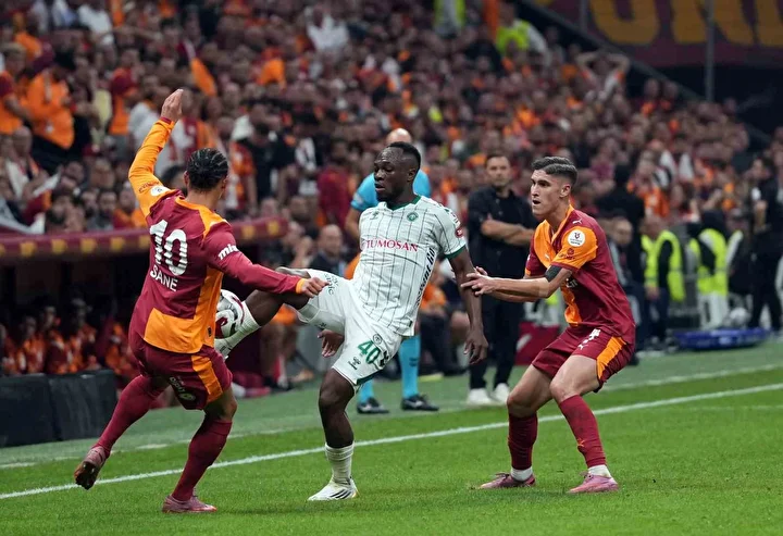 galatasaray taraftari onun ismini haykirdi saskina ugradi 6 bgUCh89J