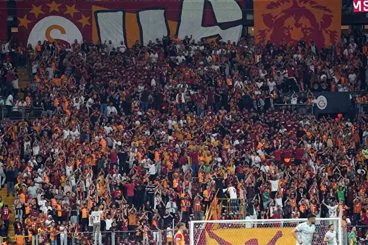 Galatasaray taraftarından Liverpool maçında ses getirecek atılım 5 galatasaray taraftarindan liverpool macinda ses getirecek atilim 4 nYckPyPu