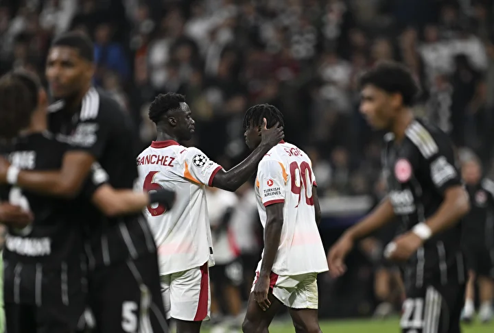 galatasarayli taraftarlardan yildiz isme tepki otelin onunde yuhaladilar 0 euyjhAq9