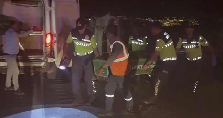Gaziantep’te lastiği patlayan minibüs taklalar atarak devrildi: Meyyit ve yaralılar var 2 gaziantepte lastigi patlayan minibus taklalar atarak devrildi meyyit ve yaralilar var 1 O7iWFB5t
