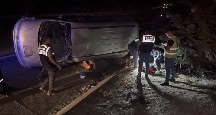 Gaziantep’te lastiği patlayan minibüs taklalar atarak devrildi: Meyyit ve yaralılar var 3 gaziantepte lastigi patlayan minibus taklalar atarak devrildi meyyit ve yaralilar var 2 H41yGmC9