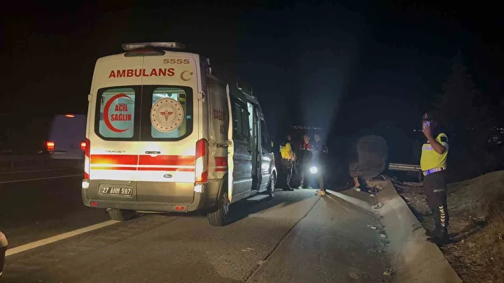 Gaziantep’te lastiği patlayan minibüs taklalar atarak devrildi: Meyyit ve yaralılar var 4 gaziantepte lastigi patlayan minibus taklalar atarak devrildi meyyit ve yaralilar var 3 NASI4GuY