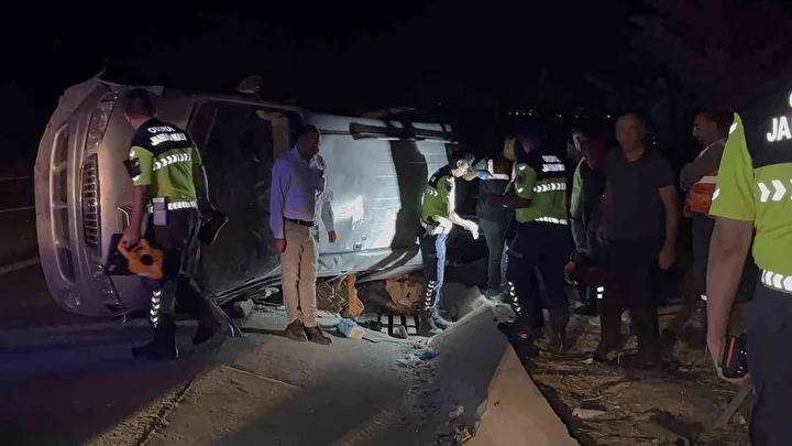Gaziantep’te lastiği patlayan minibüs taklalar atarak devrildi: Meyyit ve yaralılar var 5 gaziantepte lastigi patlayan minibus taklalar atarak devrildi meyyit ve yaralilar var 4 wVaaBj5O