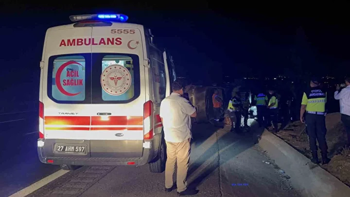 Gaziantep’te lastiği patlayan minibüs taklalar atarak devrildi: Meyyit ve yaralılar var 6 gaziantepte lastigi patlayan minibus taklalar atarak devrildi meyyit ve yaralilar var 5 uDwlc9R6