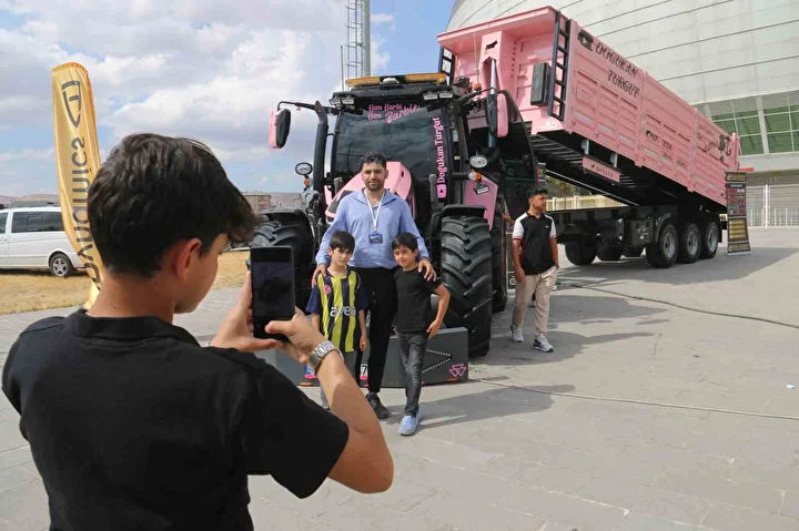 gorenler bir daha bakti alisilmis renklerin disindaki traktorler ilgi odagi oldu 1 3gdy8wky