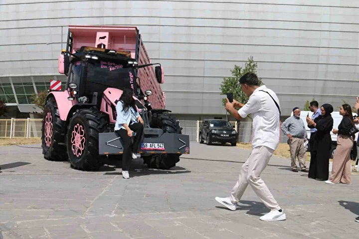 gorenler bir daha bakti alisilmis renklerin disindaki traktorler ilgi odagi oldu 3 bphNeZWG