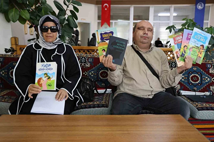 Görme engelli öğretmen ve eşi kitaplarla ilham veriyor 1 gorme engelli ogretmen ve esi kitaplarla ilham veriyor 0 USW2XLKC