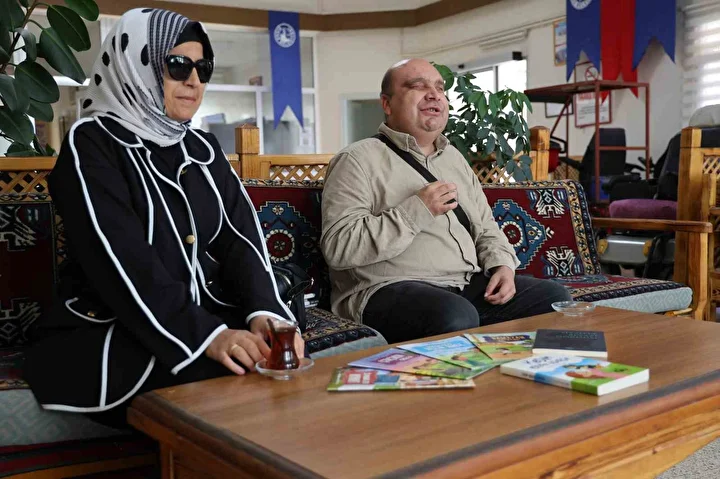 Görme engelli öğretmen ve eşi kitaplarla ilham veriyor 2 gorme engelli ogretmen ve esi kitaplarla ilham veriyor 1 dNGGLFOe