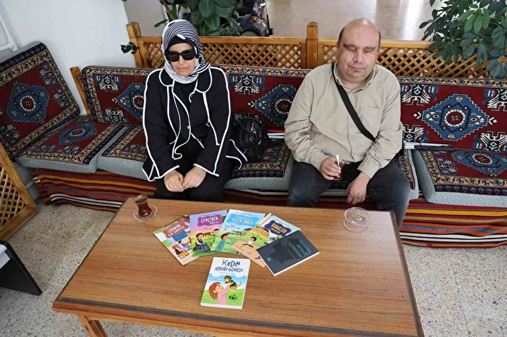 Görme engelli öğretmen ve eşi kitaplarla ilham veriyor 5 gorme engelli ogretmen ve esi kitaplarla ilham veriyor 4 5nK9qM9e