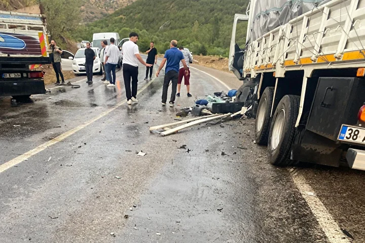 gumushanede kamyonlar bas basa carpisti bir kisi agir yaralandi 5 QPbYiVkQ