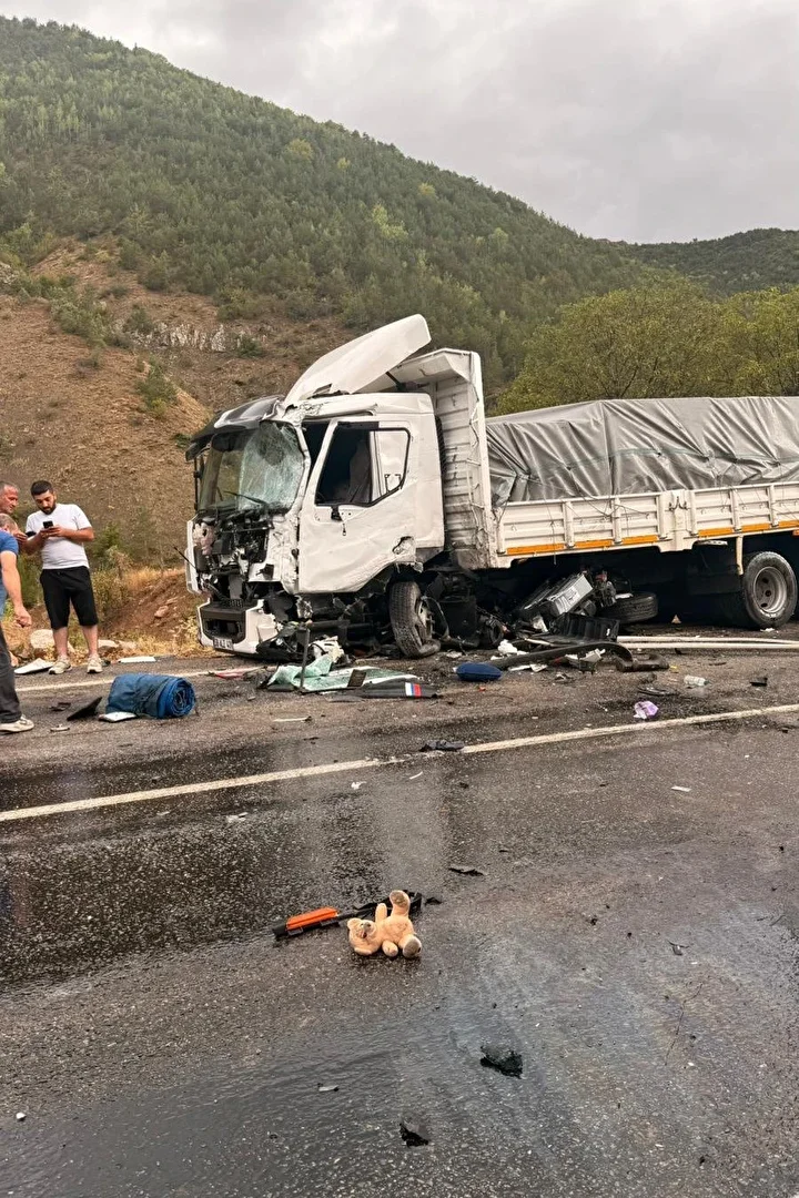 gumushanede kamyonlar bas basa carpisti bir kisi agir yaralandi 8 YgIywCsi