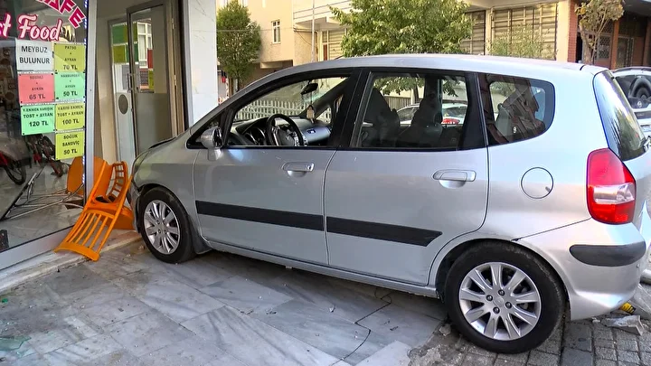 Güngören’de yayaya çarpan araba aydınlatma direği ve iş yerinin duvarına çarparak durdu 1 gungorende yayaya carpan araba aydinlatma diregi ve is yerinin duvarina carparak durdu 0 UkLRBQLg