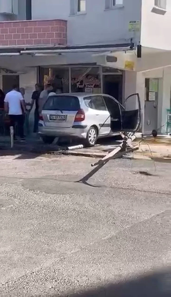 Güngören’de yayaya çarpan araba aydınlatma direği ve iş yerinin duvarına çarparak durdu 2 gungorende yayaya carpan araba aydinlatma diregi ve is yerinin duvarina carparak durdu 1 tFi5fgPG