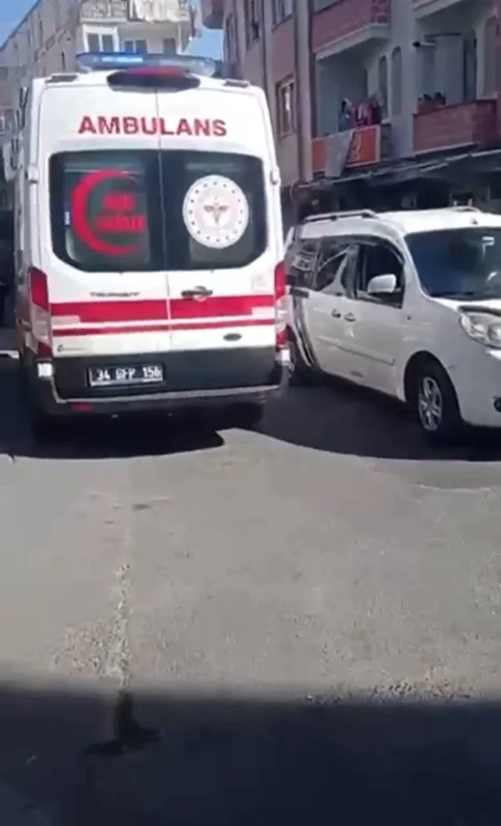 Güngören’de yayaya çarpan araba aydınlatma direği ve iş yerinin duvarına çarparak durdu 3 gungorende yayaya carpan araba aydinlatma diregi ve is yerinin duvarina carparak durdu 2