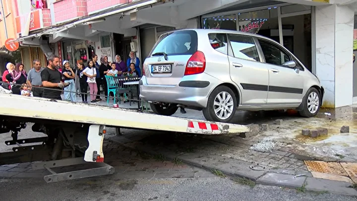 Güngören’de yayaya çarpan araba aydınlatma direği ve iş yerinin duvarına çarparak durdu 4 gungorende yayaya carpan araba aydinlatma diregi ve is yerinin duvarina carparak durdu 3 yj2G5seg