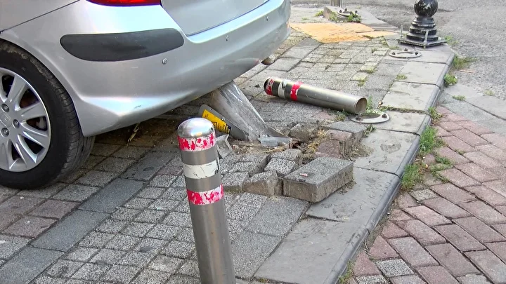 Güngören’de yayaya çarpan araba aydınlatma direği ve iş yerinin duvarına çarparak durdu 5 gungorende yayaya carpan araba aydinlatma diregi ve is yerinin duvarina carparak durdu 4