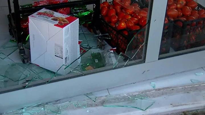 Güngören’de yayaya çarpan araba aydınlatma direği ve iş yerinin duvarına çarparak durdu 6 gungorende yayaya carpan araba aydinlatma diregi ve is yerinin duvarina carparak durdu 5 dXph1g5a