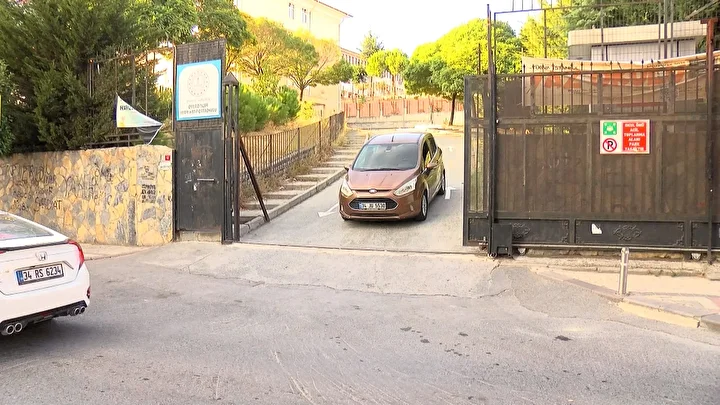 Güngören’de yayaya çarpan araba aydınlatma direği ve iş yerinin duvarına çarparak durdu 7 gungorende yayaya carpan araba aydinlatma diregi ve is yerinin duvarina carparak durdu 6 HiTpPjN9