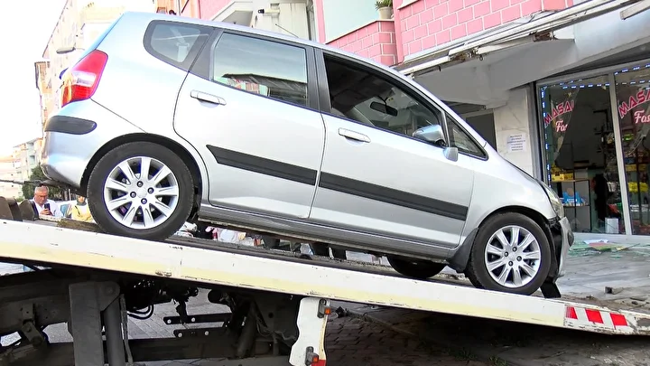 Güngören’de yayaya çarpan araba aydınlatma direği ve iş yerinin duvarına çarparak durdu 8 gungorende yayaya carpan araba aydinlatma diregi ve is yerinin duvarina carparak durdu 7
