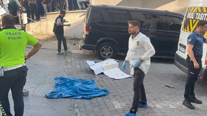 Günün en acı haberi: Esenyurt’ta anne-oğlu servis minibüsü ezdi, 'Oğlum nerede' feryadı yürekleri dağladı 2 gunun en aci haberi esenyurtta anne oglu servis minibusu ezdi oglum nerede feryadi yurekleri dagladi hK3NH6ua