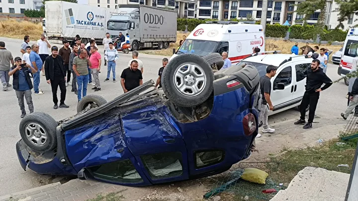 Hafif ticari araçla çarpışan cip takla attı: 3 yaralı 1 hafif ticari aracla carpisan cip takla atti 3 yarali 0 D2F2eH6E