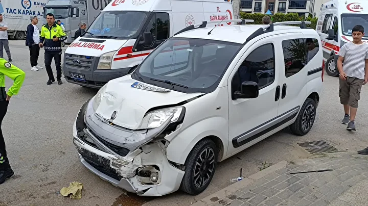 Hafif ticari araçla çarpışan cip takla attı: 3 yaralı 2 hafif ticari aracla carpisan cip takla atti 3 yarali 1 XWCC2XIq