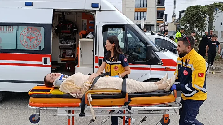 Hafif ticari araçla çarpışan cip takla attı: 3 yaralı 3 hafif ticari aracla carpisan cip takla atti 3 yarali 2 GgpP1YbF