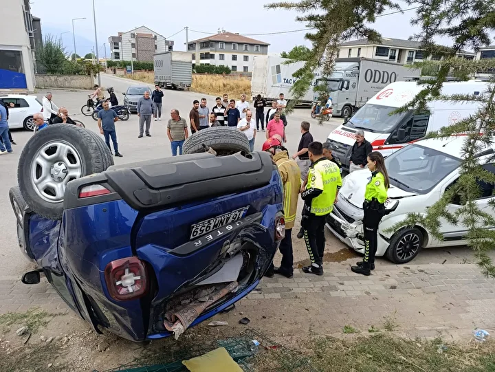 Hafif ticari araçla çarpışan cip takla attı: 3 yaralı 4 hafif ticari aracla carpisan cip takla atti 3 yarali 3