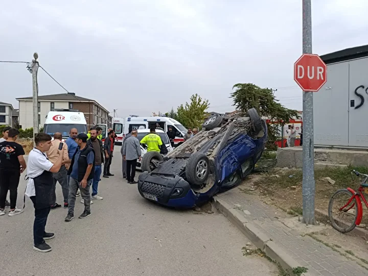 Hafif ticari araçla çarpışan cip takla attı: 3 yaralı 5 hafif ticari aracla carpisan cip takla atti 3 yarali 4 FEKUznsu