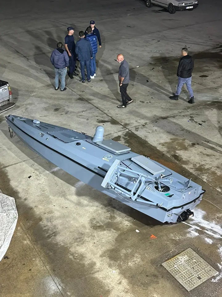 Hamsi için ağ atıp insansız deniz aracı buldular: İçerisinde 300 kilogram patlayıcı varmış! Pişman olduk Allah bizi korudu 5 hamsi icin ag atip insansiz deniz araci buldular icerisinde 300 kilogram patlayici varmis pisman jTeSLs5M