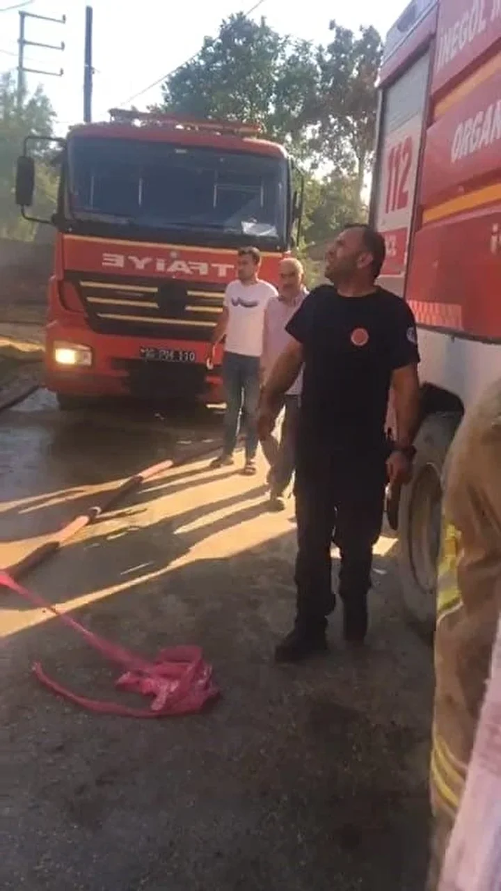 Hayvan çiftliğinde yangın çıktı: Bir kişi hastaneye kaldırıldı 7 hayvan ciftliginde yangin cikti bir kisi hastaneye kaldirildi 6 VBjafw7y