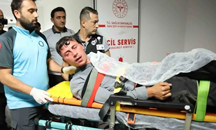 hengame eden gencler birbirlerini bicakladi iki kisi yaralandi 2 BKGjzeQZ