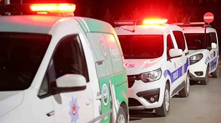 hengame eden gencler birbirlerini bicakladi iki kisi yaralandi 3 VUGUsfdj