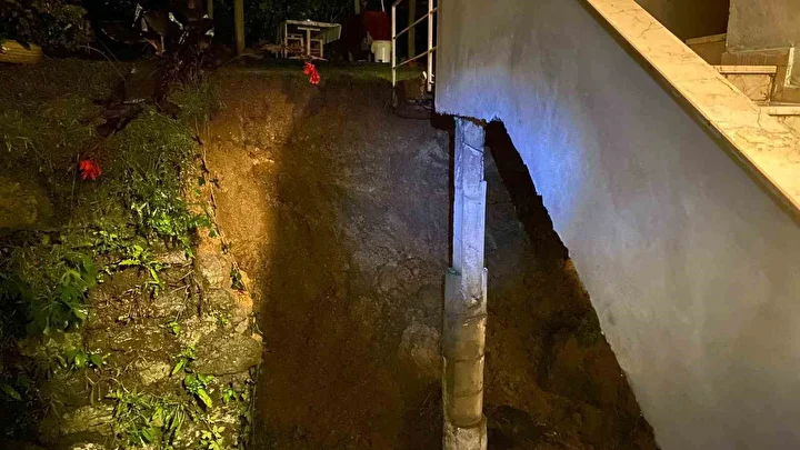 hopada istinat duvari coktu uc katli konut tahliye edildi 0