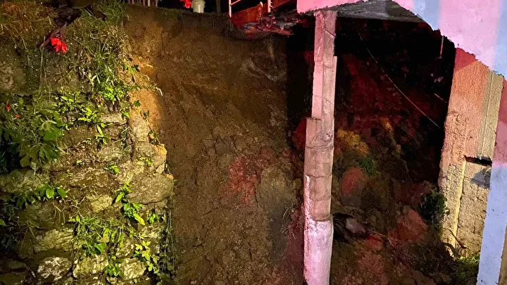 hopada istinat duvari coktu uc katli konut tahliye edildi 7