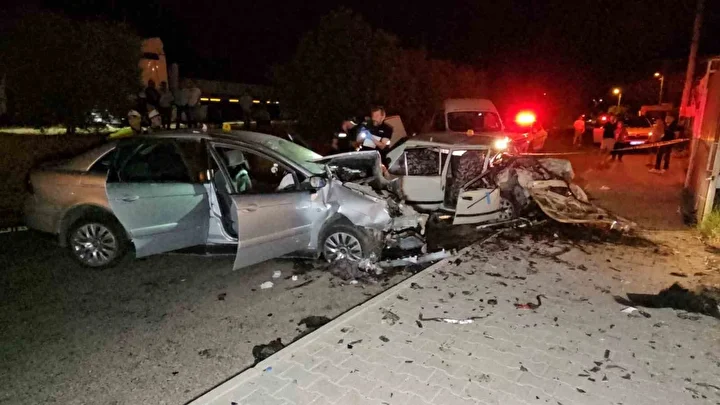 İki araç baş başa çarpışınca hurdaya döndü: 8 kişi hastanelik oldu 2 iki arac bas basa carpisinca hurdaya dondu 8 kisi hastanelik oldu 1 74whytf7