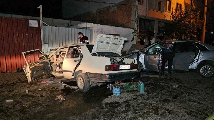 İki araç baş başa çarpışınca hurdaya döndü: 8 kişi hastanelik oldu 3 iki arac bas basa carpisinca hurdaya dondu 8 kisi hastanelik oldu 2 kp8c4a9E