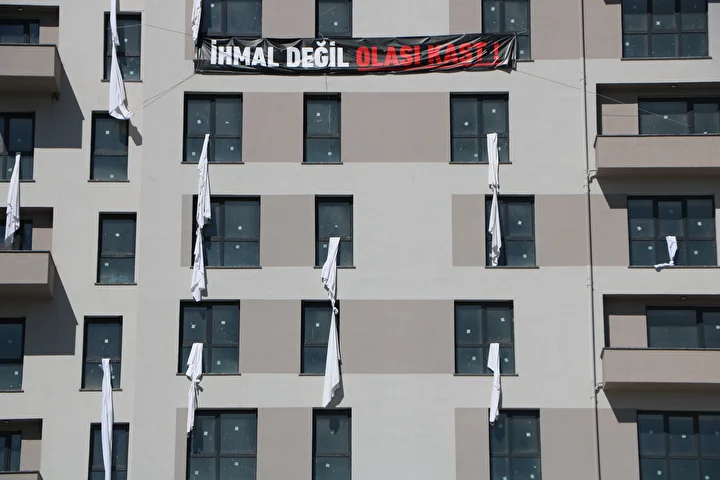İnşa ettikleri binalara Kartalkaya'daki yangın faciasında ölenler için 78 çarşaf astı 1 insa ettikleri binalara kartalkayadaki yangin faciasinda olenler icin 78 carsaf asti 0 Obhe1jHT