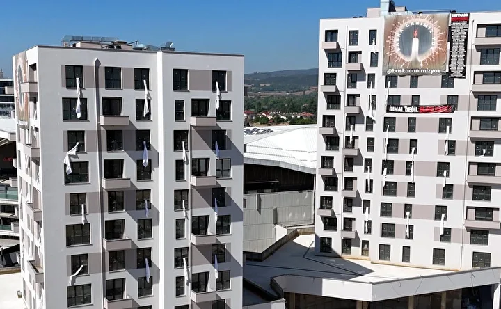 İnşa ettikleri binalara Kartalkaya'daki yangın faciasında ölenler için 78 çarşaf astı 2 insa ettikleri binalara kartalkayadaki yangin faciasinda olenler icin 78 carsaf asti 1 4qgzS6fu